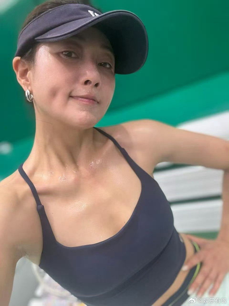 殷桃挥拍瞬间太飒了殷桃46岁绝美身材谁懂网球场上这份松弛又有力量的美！姐姐46