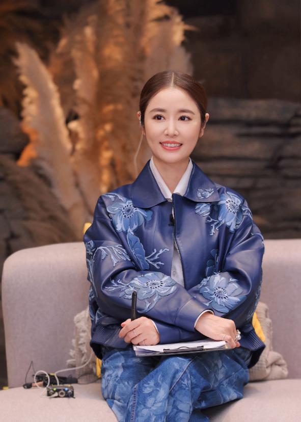 林心如50岁微胖反而更高级？开衫配白裤穿出贵妇范，差点没认出​
