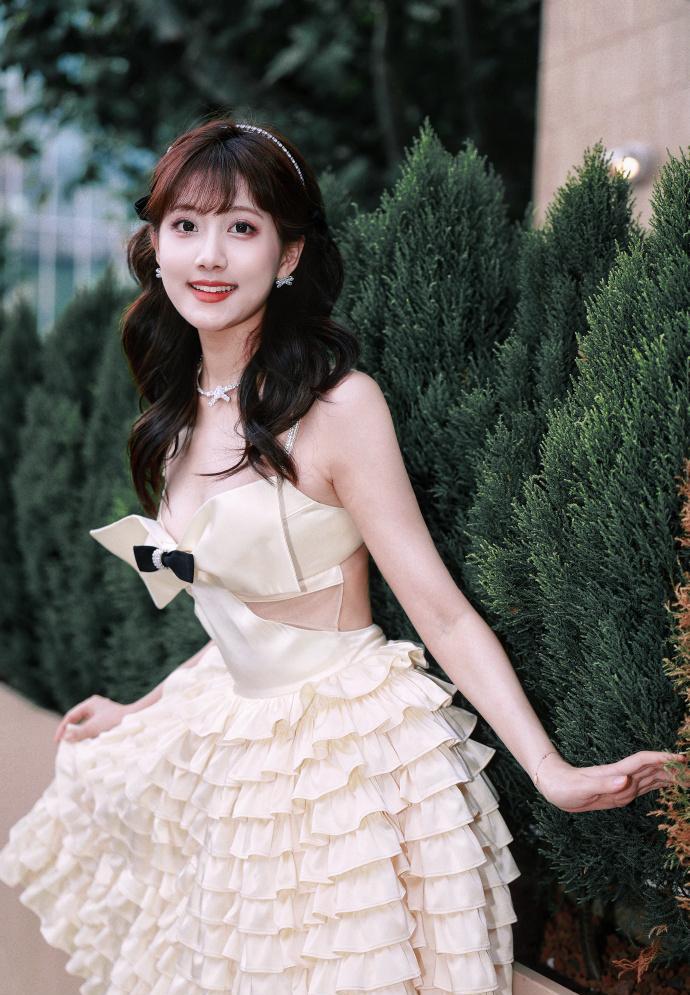 十年铁幕，裂开第一道缝。丝芭传媒开始“放生”一线艺人了。李艺彤卡点30岁生日