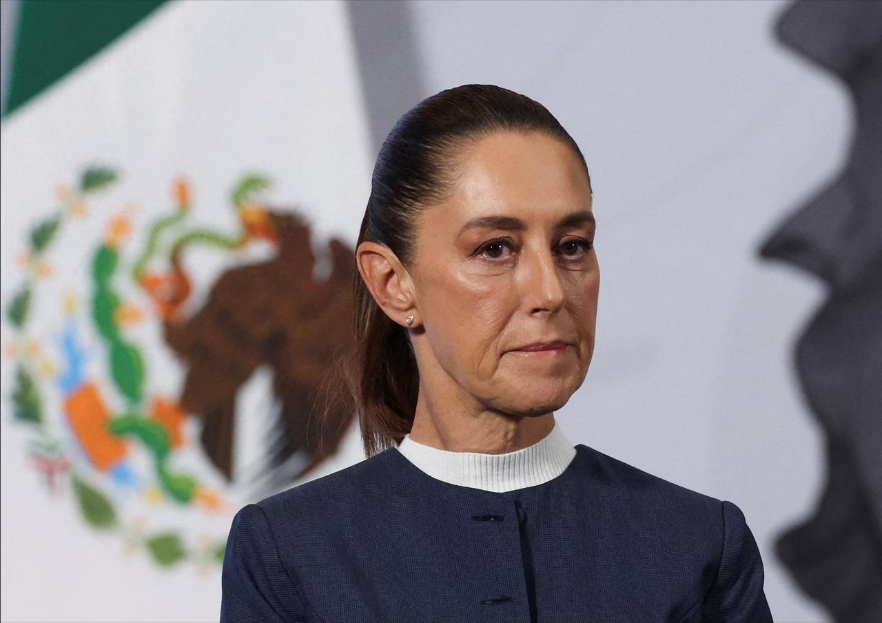 墨西哥总统街头遭醉汉骚扰，安保僵住几秒后才处理，后续隐患暴露？.墨西哥总统克劳