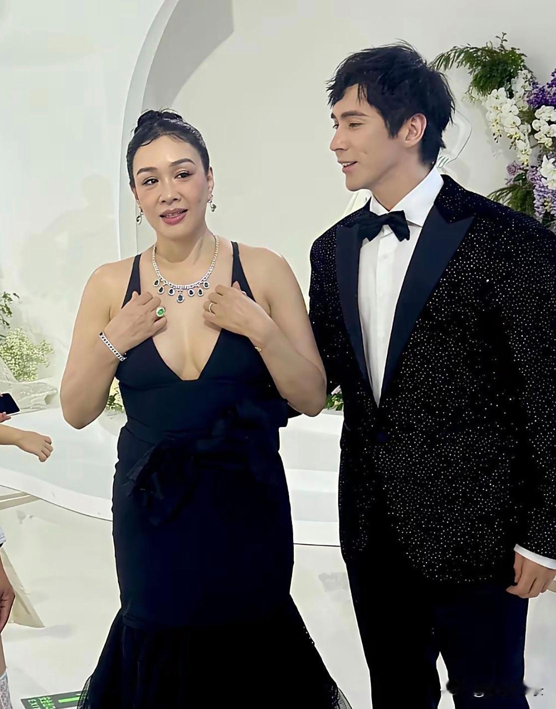 钟丽缇夫妇亮相活动引争议！穿深V黑裙的她状态在线，却被质疑“一把年纪靠穿这样挣钱