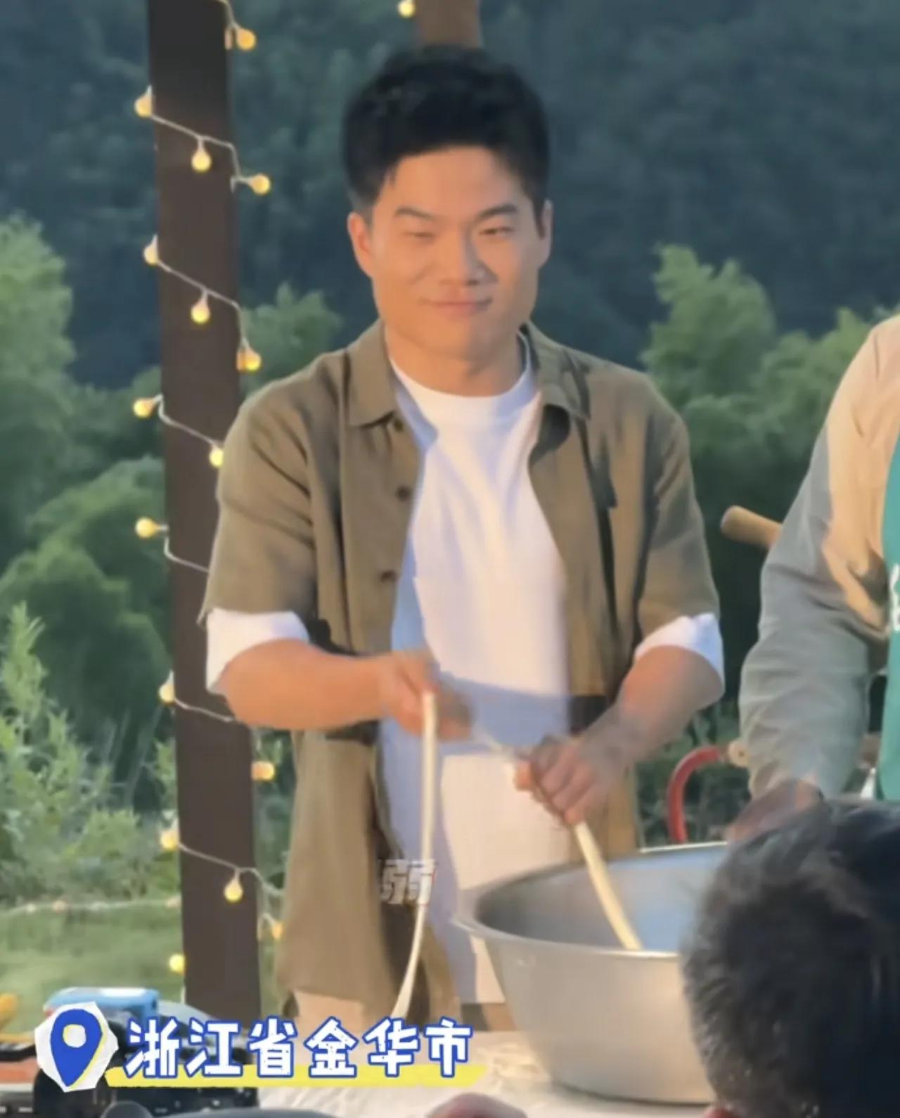 怪不得董宇辉乐不思京！我们本来以为飙哥不上播打暑假工苦哈哈的，没想到飙哥回到
