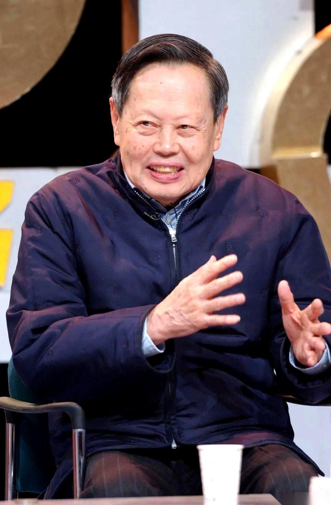 刷到一张1957年的老照片，给我看愣了。诺贝尔奖现场，两个30出头的中国小伙，