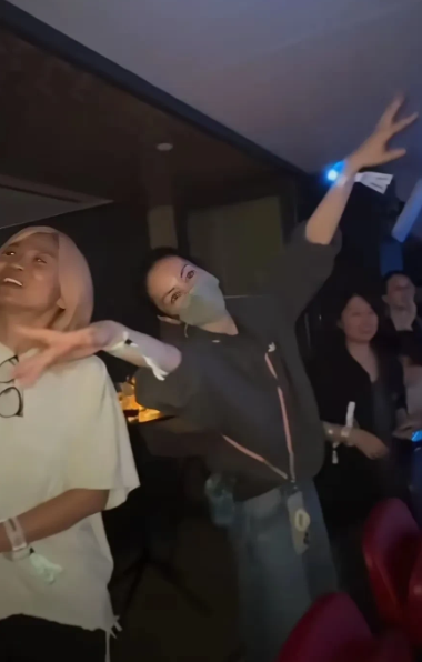 这是王菲在演唱会上激动起舞的照片。说实话，虽说以前对王菲并无反感，但看到那张