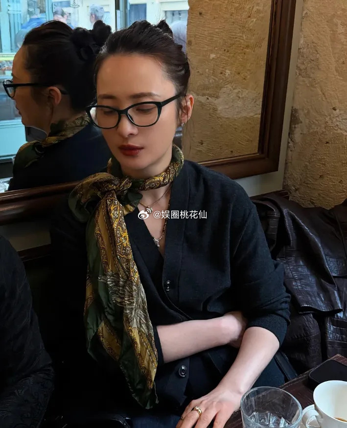 51岁蒋勤勤自信晒原图照，当日喝咖啡的蒋勤勤佩戴着一副黑色粗框眼镜，镜框线条硬朗