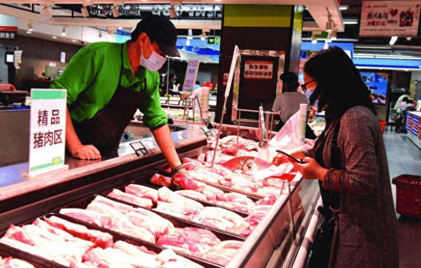 我邻居王阿姨，明明楼下超市猪肉比菜场便宜3块钱，她却每天多走10分钟去菜场买。我