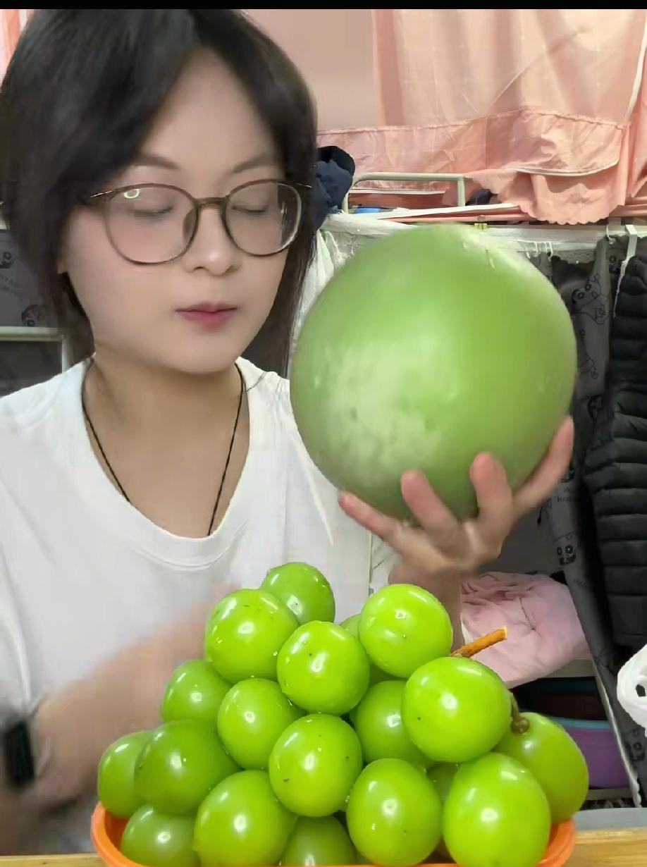 见过阳光玫瑰，没见过这么大的阳光玫瑰，足球这么大。还以为是假的，结果女子轻而