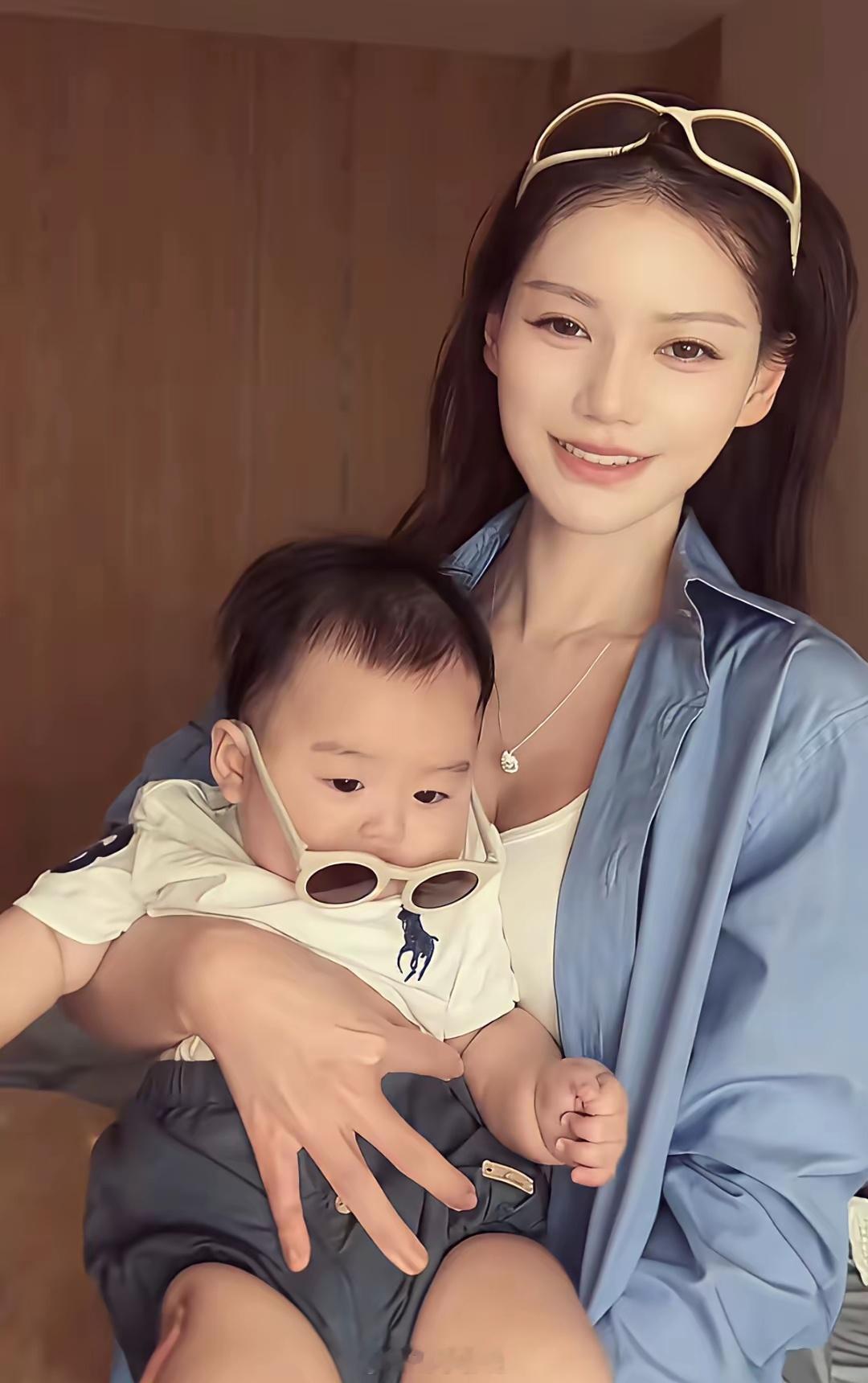 发现马筱梅的儿子经常是一个表情，从来好像没有笑过！如果有微笑的表情，当妈的第一个