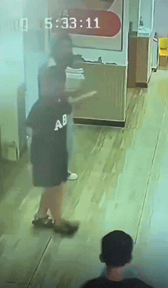 这学生的求生欲太强了！老师刚转过身想发脾气，没想到孩子扑通一下跪在她的面前，抱