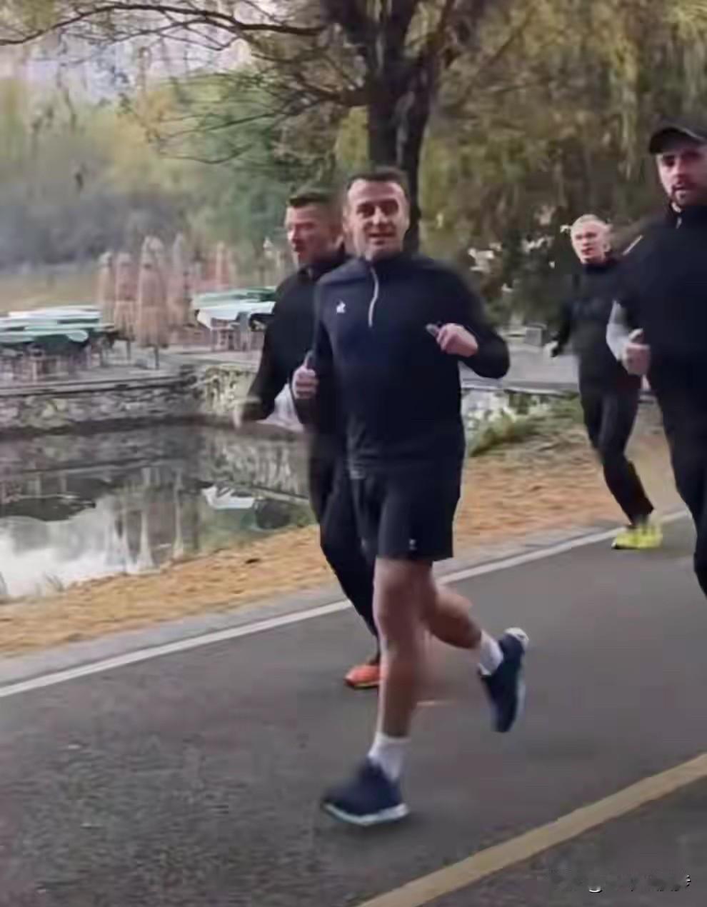 好身材从不是天生的，那些总说跑步伤身体的人，不妨看看马克龙的状态。1