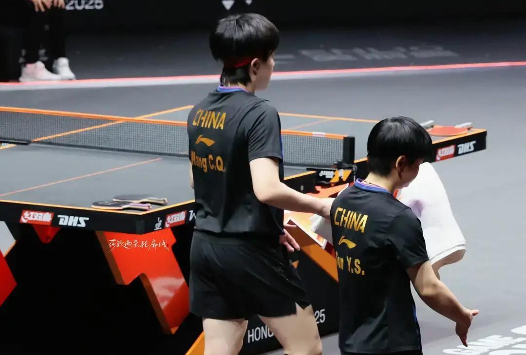 他们用毛巾遮住脸，不是为了擦汗。是为了让对手看不到他们在偷笑。你盯着