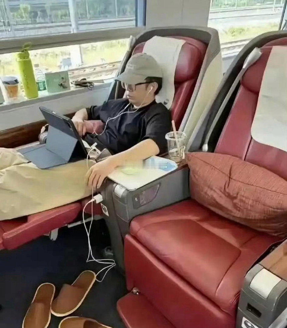 看到杨迪的这一幕赚钱的意义具像化了​​​