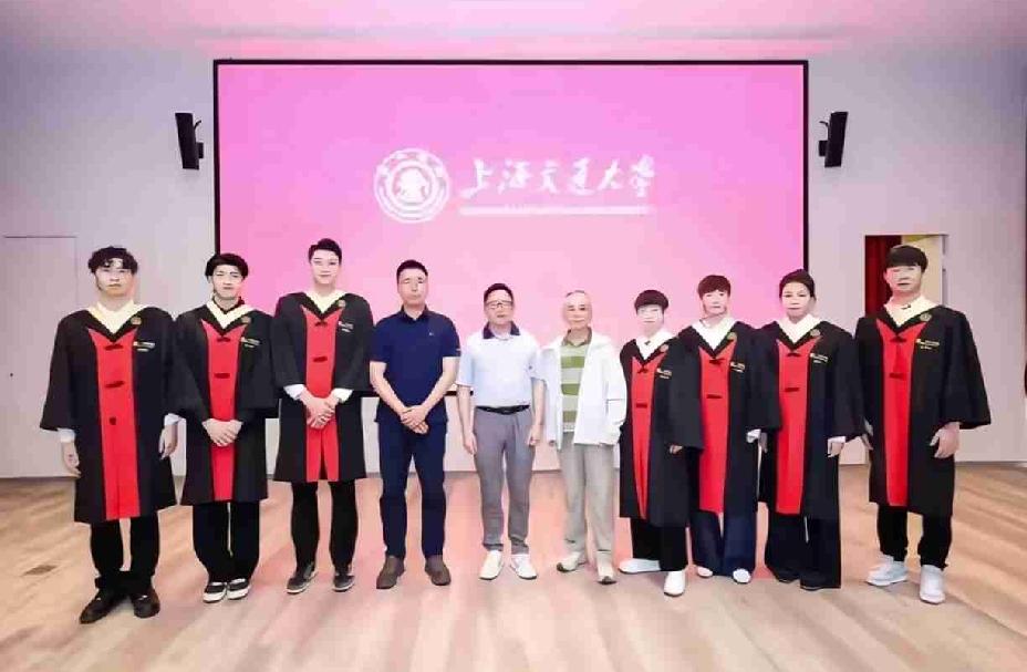国乒女队传来好消息，莎莎和鳗鱼一起毕业啦。上海交大官网，发出莎莎和鳗鱼的