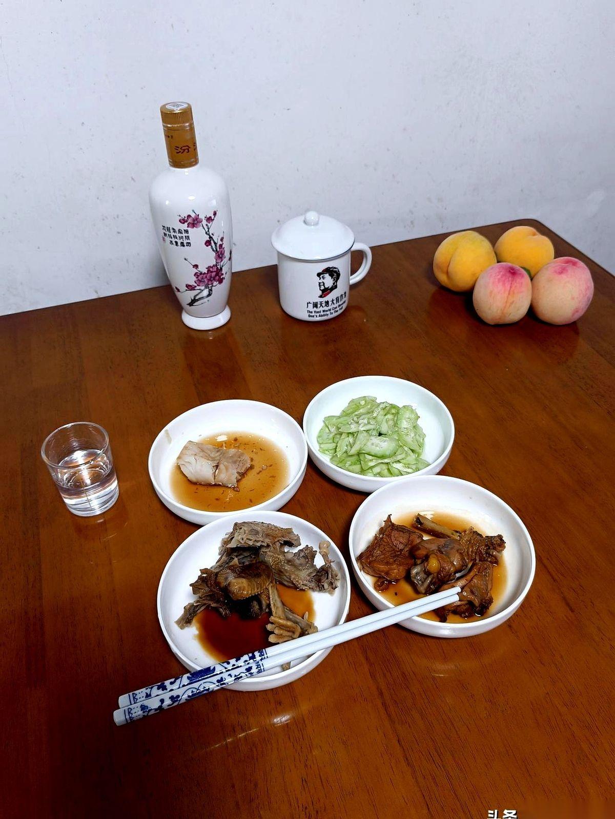 连下好几天雨，朋友圈全在抱怨衣服晾不干、鞋子泡全汤，连楼下的野猫都缩在楼道纸箱里