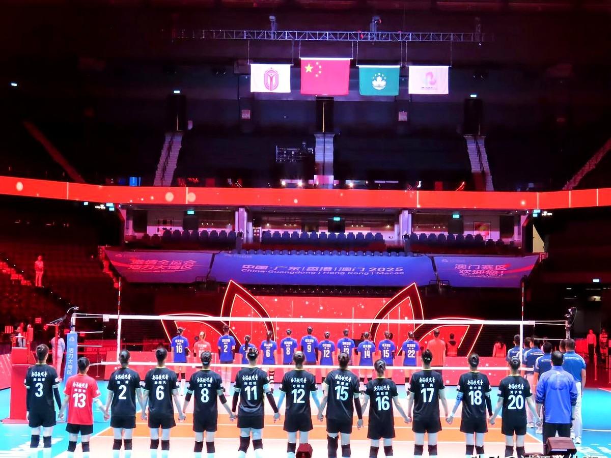 福建女排和江苏女排这情谊是真够铁的！全锦赛颁奖时，福建队员直接绕开冠军天津，跑去