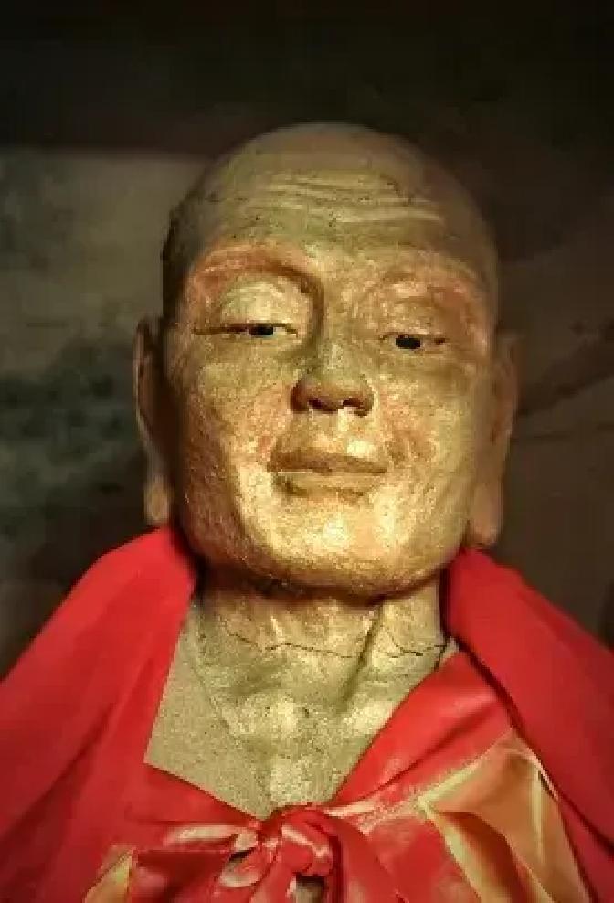 1996年，山西一名村民在寺庙打扫时，靠着佛像睡着了，醒来后，他发现自己不小心把