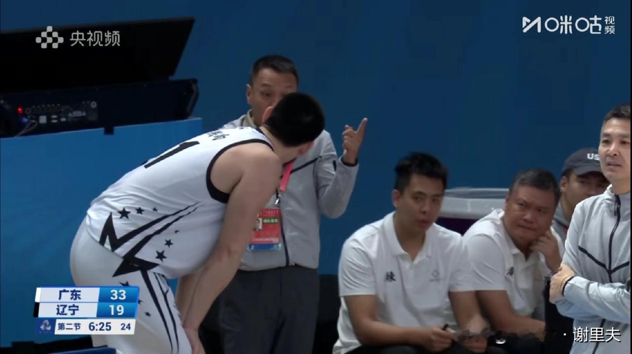 辽宁籍教练李群坐在广东阵营当顾问，而吴庆龙用行动来回报家乡，辽宁U18青年队在全