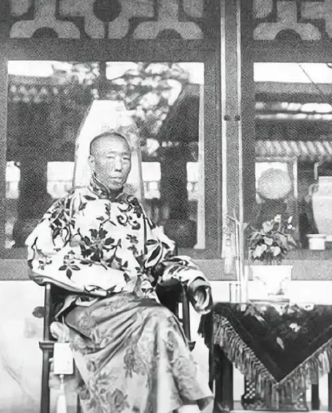 1966年，北京西郊恩济庄，一座豪华墓葬被打开。墓里陪葬品价值连城，汉朝的青玉剑