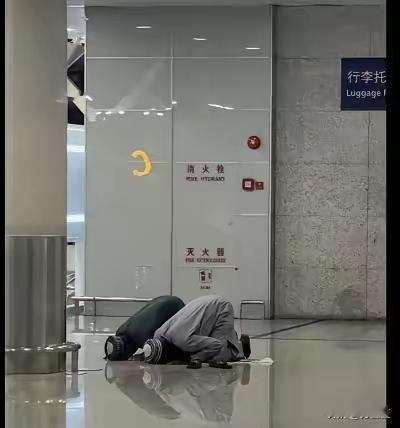 这根本不是什么特权，而是法律面前人人平等的底线。近期，有博主爆料两名外籍