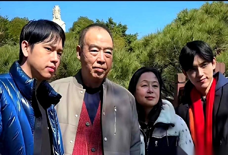 陈飞宇小心翼翼扶着他爸那一瞬间，我突然就懂了。什么大导演，什么名利场，在时间面