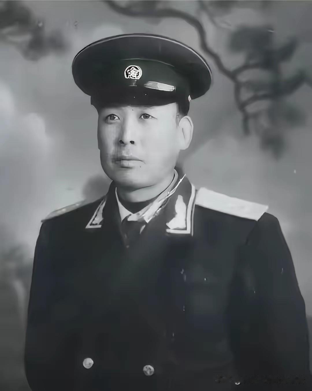 1943年，八路军排长伪装汉奸，在日军宴会上大吃大喝，旁边一个日军头目问：“你是