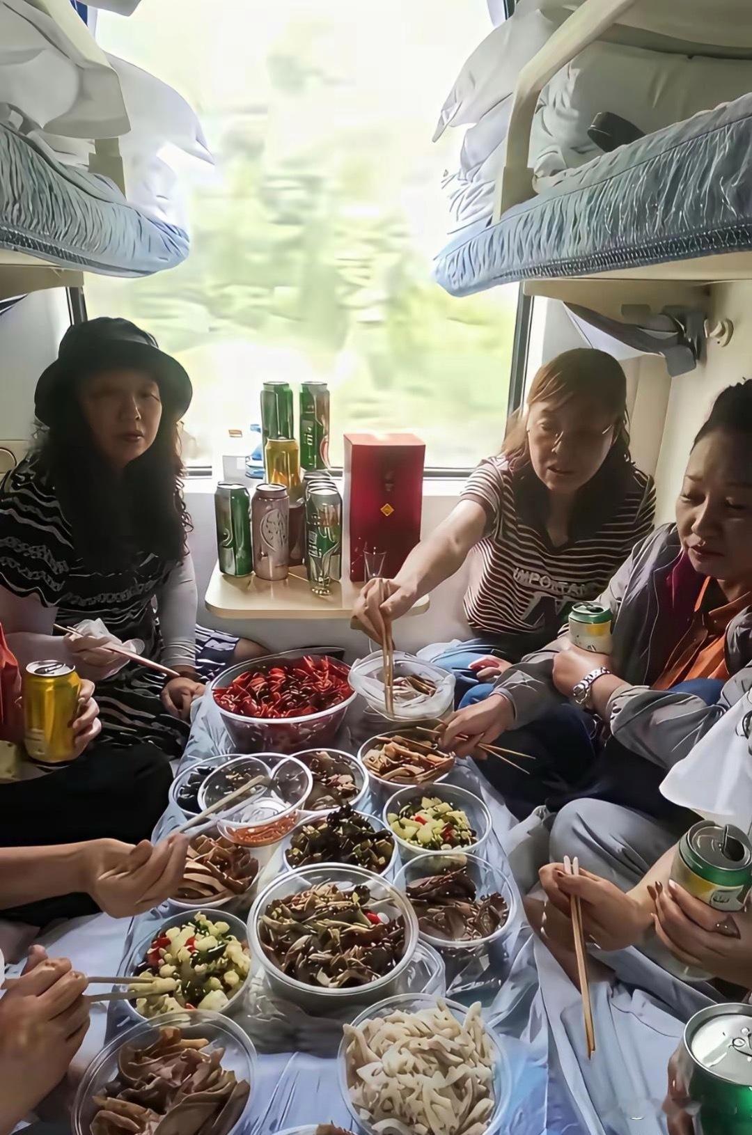 在火车上聚餐，素质呢
