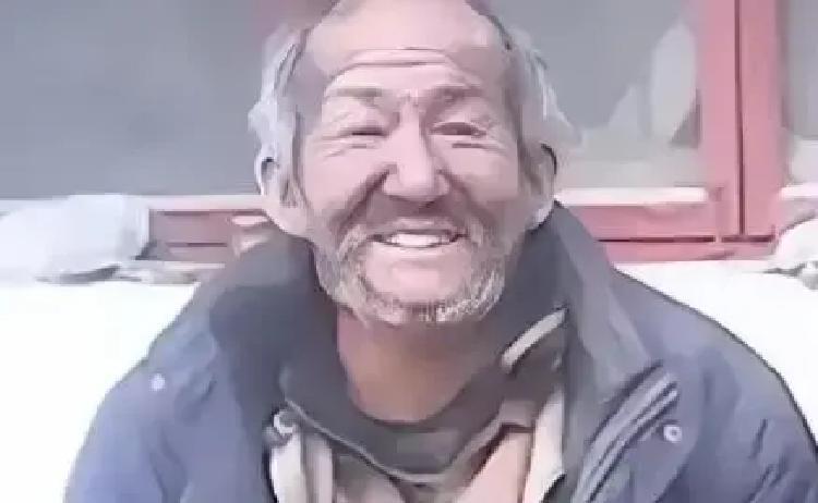 北京街头查获一个衣衫褴褛的流浪汉，因为拿不出暂住证被带到了收容审查的地方，原本以为只是例行公事的盘问