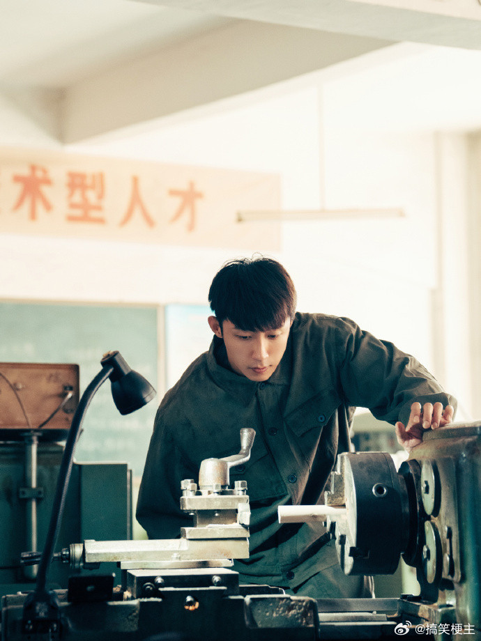 黄景瑜时装四月封面预告看到封面预告直接被黄景瑜的性张力拿捏，黑白光影下的皮衣造型