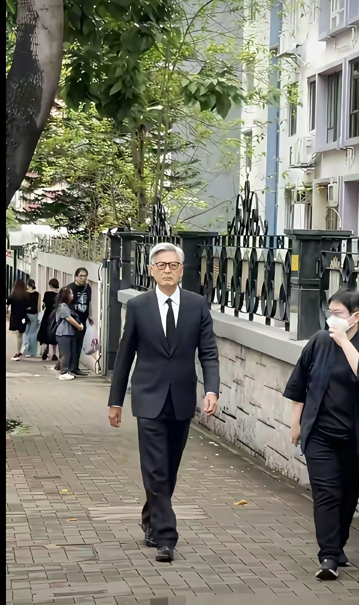 这位满头白发的老头，曾经的男神，一级演员，影帝，现在依然还是英俊潇洒，气场强大，