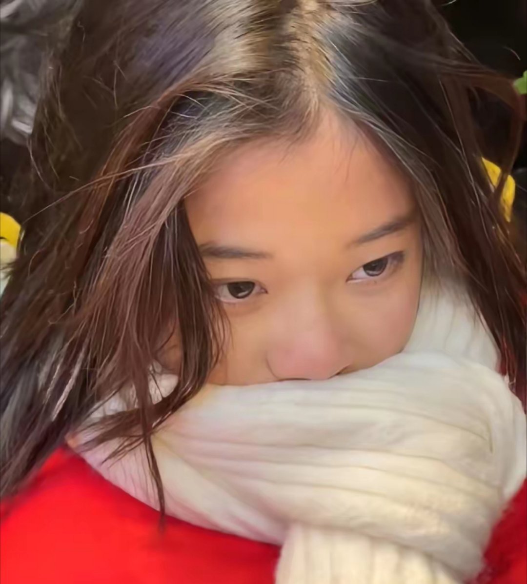 梅婷太骄傲了！2月16日，梅婷13岁的女儿“快快”登上了春晚的舞台，梅婷也骄傲的