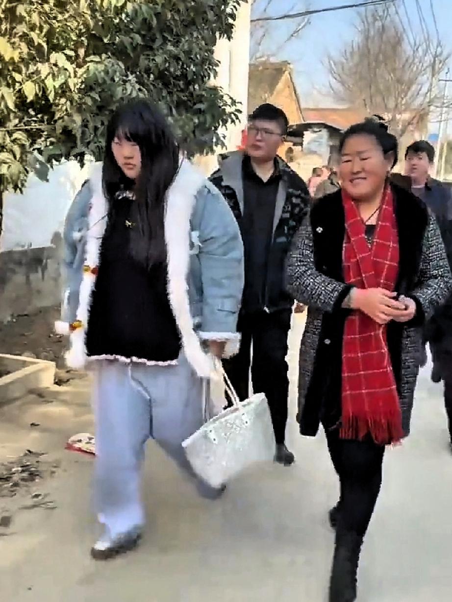 大衣哥的女儿好歹才是“名门千金”吧？怎么这么不注意自己的体型呢？这吨位差不多也有