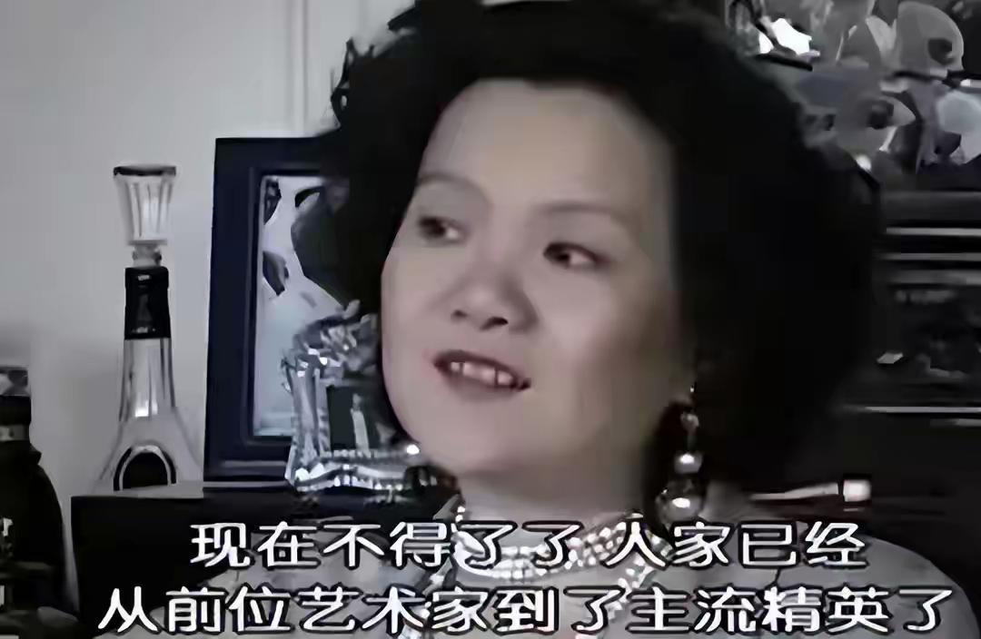 洪晃年轻时打扮得珠光宝气都没有现在的陈红美丽，陈凯歌两任妻子颜值相差得也太远了，
