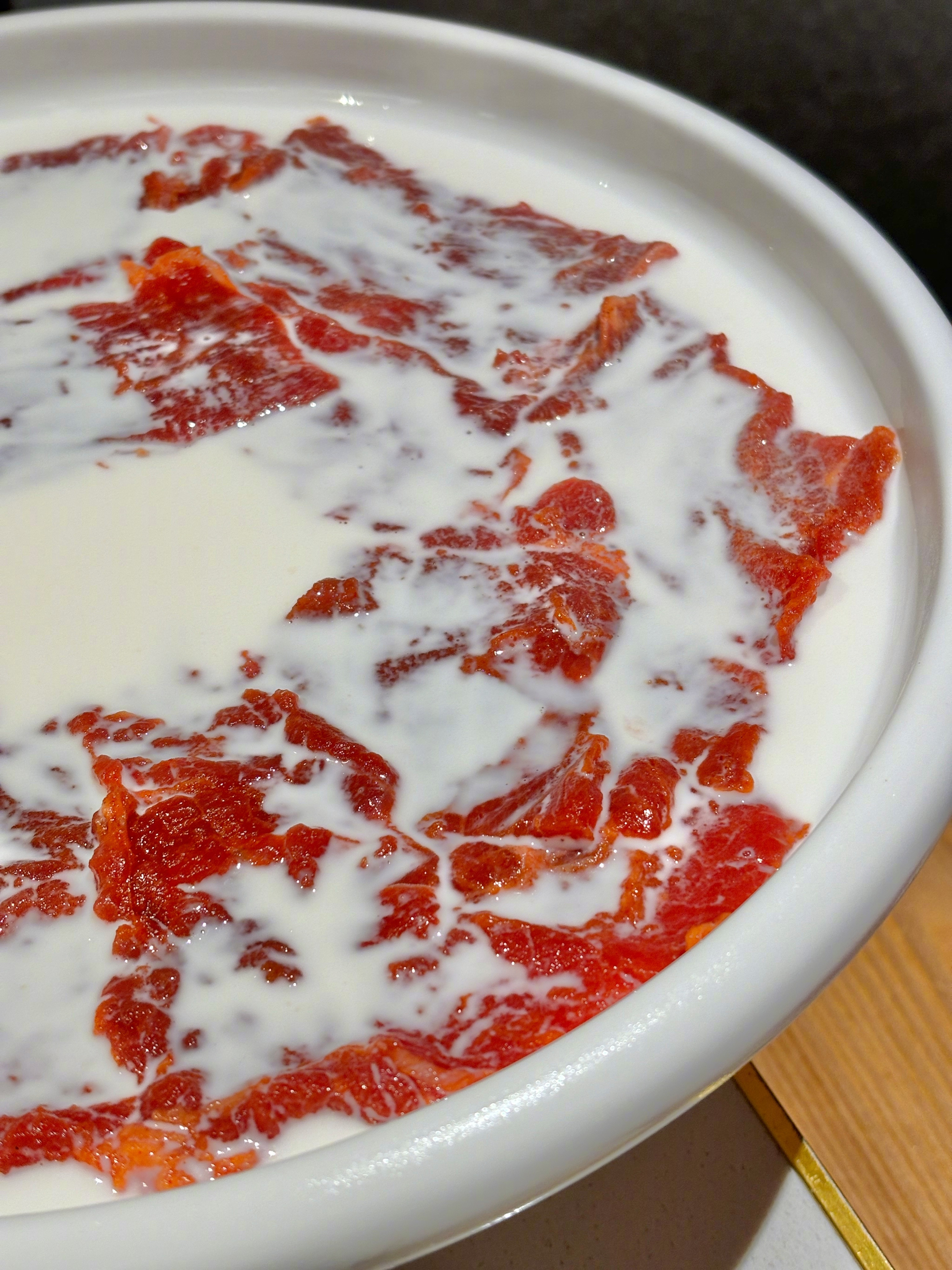 喜欢这种四公开的火锅。忙了一整天，终于被四宫格火锅治愈啦✨清汤、麻辣、番茄、菌汤