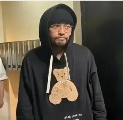 周杰伦日本近照惊呆网友！佝偻背影胡须泛白，岁月与病痛痕迹难掩网友日本街头偶遇