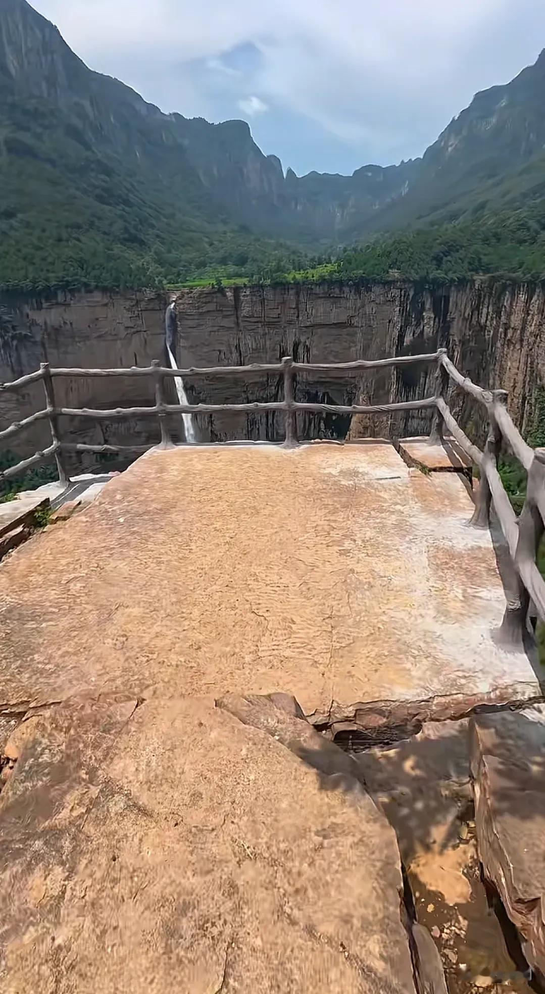 辉县南太行老龙口瀑布观景台终于安装护栏啦，这个网红打卡点掉下去不止10人，如今终