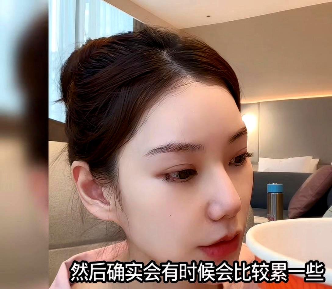 马筱梅产后第13天就开直播，说汪小菲闹脾气你越劝他越上头。她生娃比预产期早了