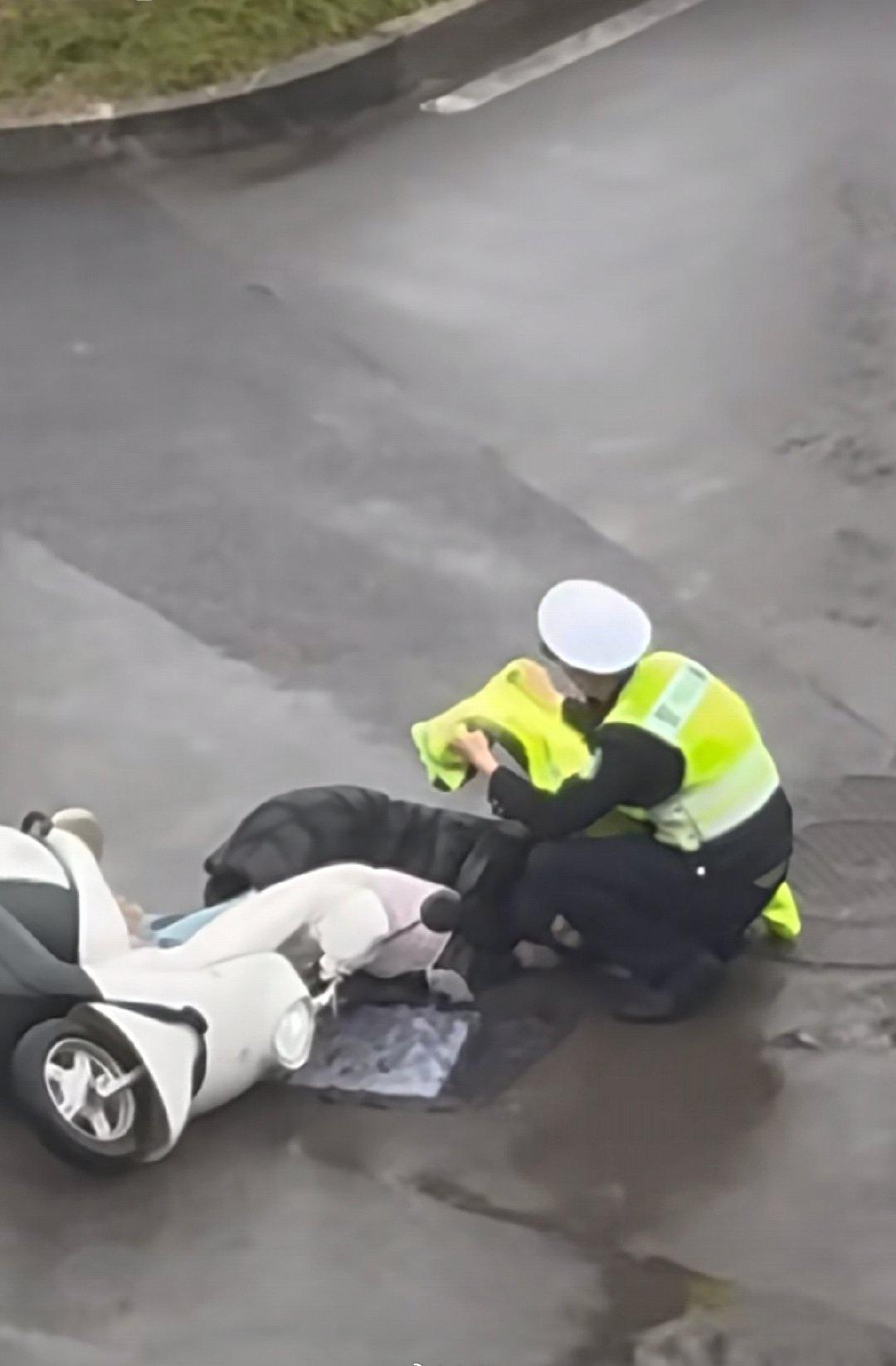 ​​近日，在铜陵市街头发生暖心一幕，一名女子驾驶电动车时因路面湿滑摔倒在地，无法
