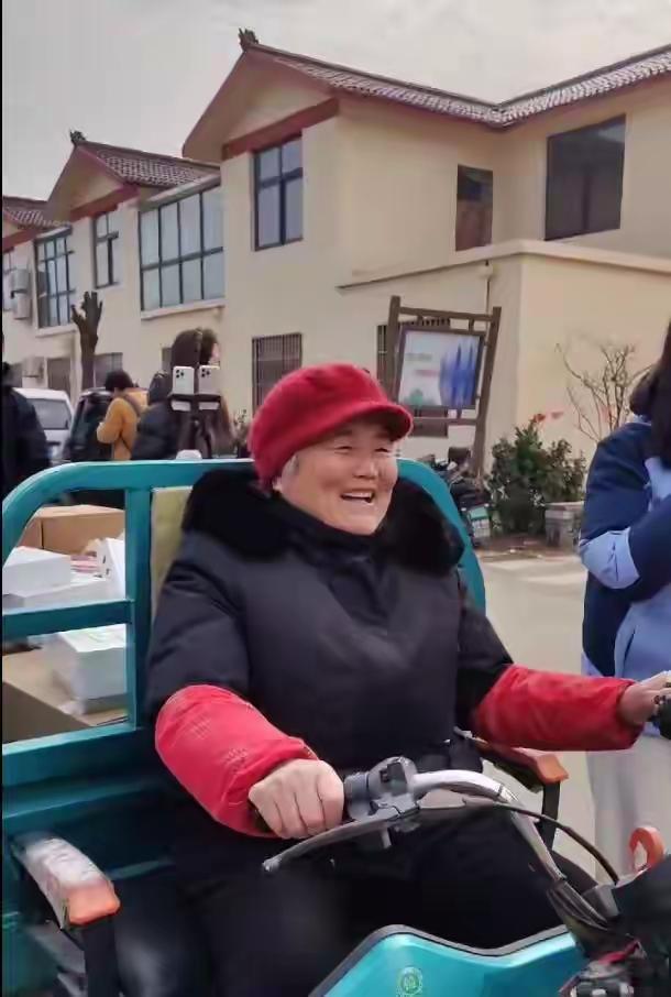 1月29日江苏宿迁光明村，64岁张大娘帮两个已成家立户的儿子，领了双份刘强东为乡