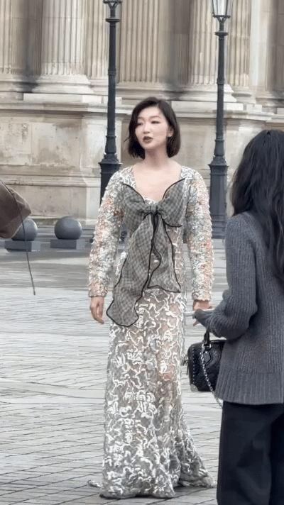 周冬雨，翻车了！3月10日晚，周冬雨在巴黎出席LV大秀现场的画面曝光，没想到