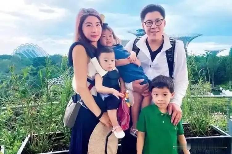 霍家这仨娃的长相，简直是部“家族基因图鉴”。郭晶晶长得漂亮，霍启刚也很帅，两