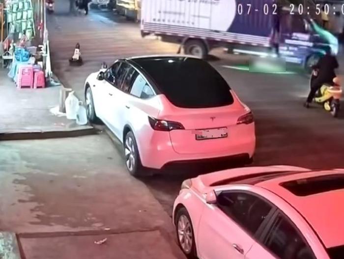 幼童躺街上玩耍被碾身亡，律师解析：司机不会因视线盲区免责，监