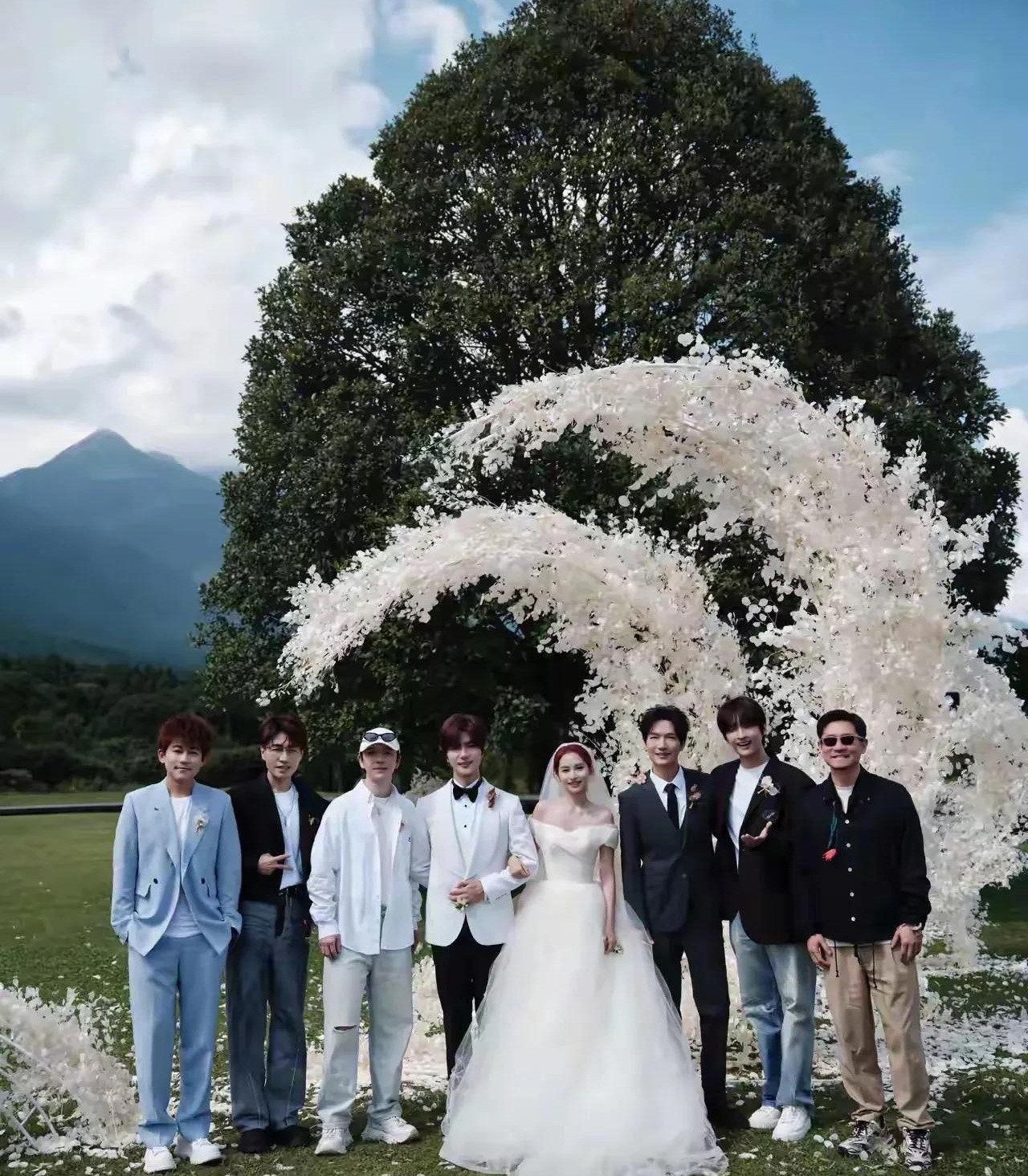 谁能想到，一个正经歌手能被兄弟们集体盖章“婚庆驻场”？张远这波，属实被安排得明明白白。刷到0713哥