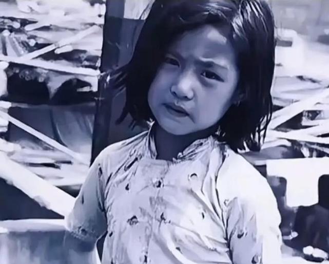 1937年，一个小姑娘落到了鬼子手里，鬼子急不可耐地就要霸王硬上弓，谁知，小姑娘