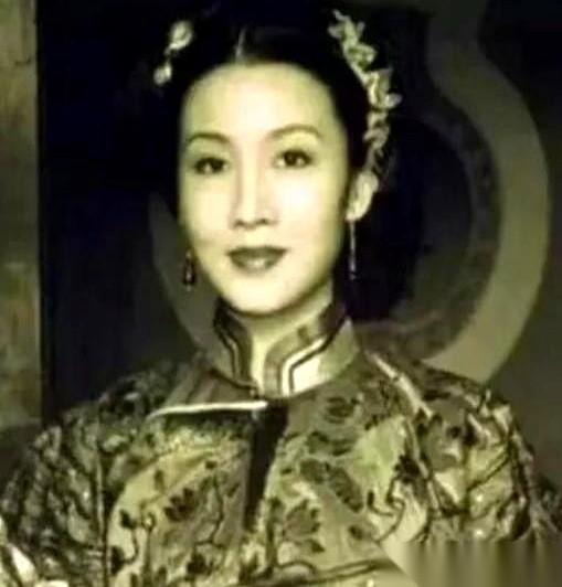 洞房花烛夜，新郎官指着她鼻子骂：你个残花败柳！她呢？眼皮都没抬一下。冷冷回了