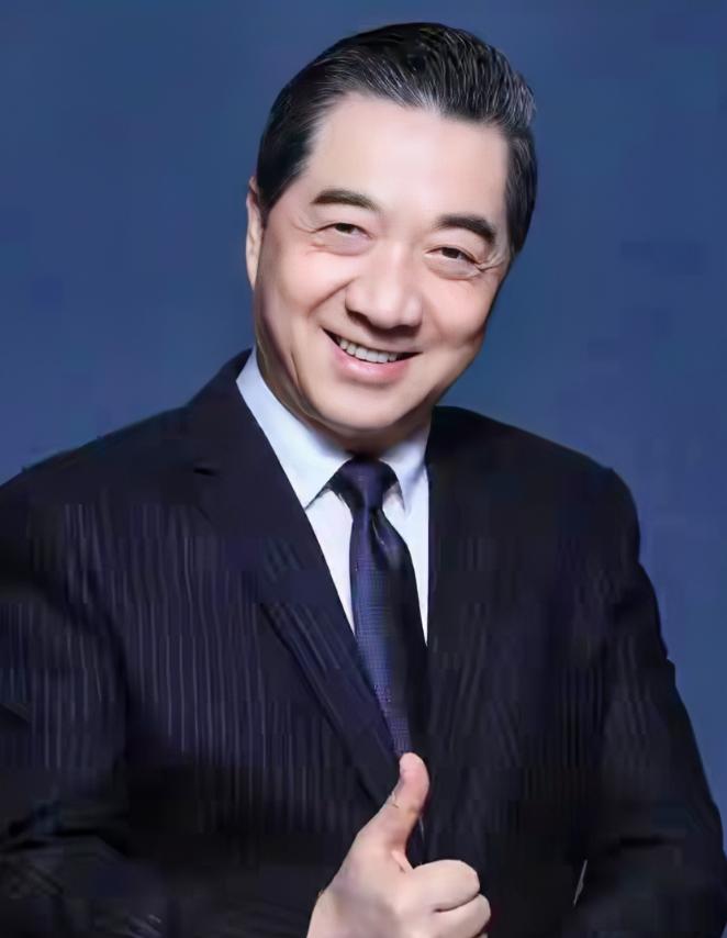 张召忠：“我曾经在特朗普当选当天，发了一个微博。我说如果他能执政两届的话，那么特