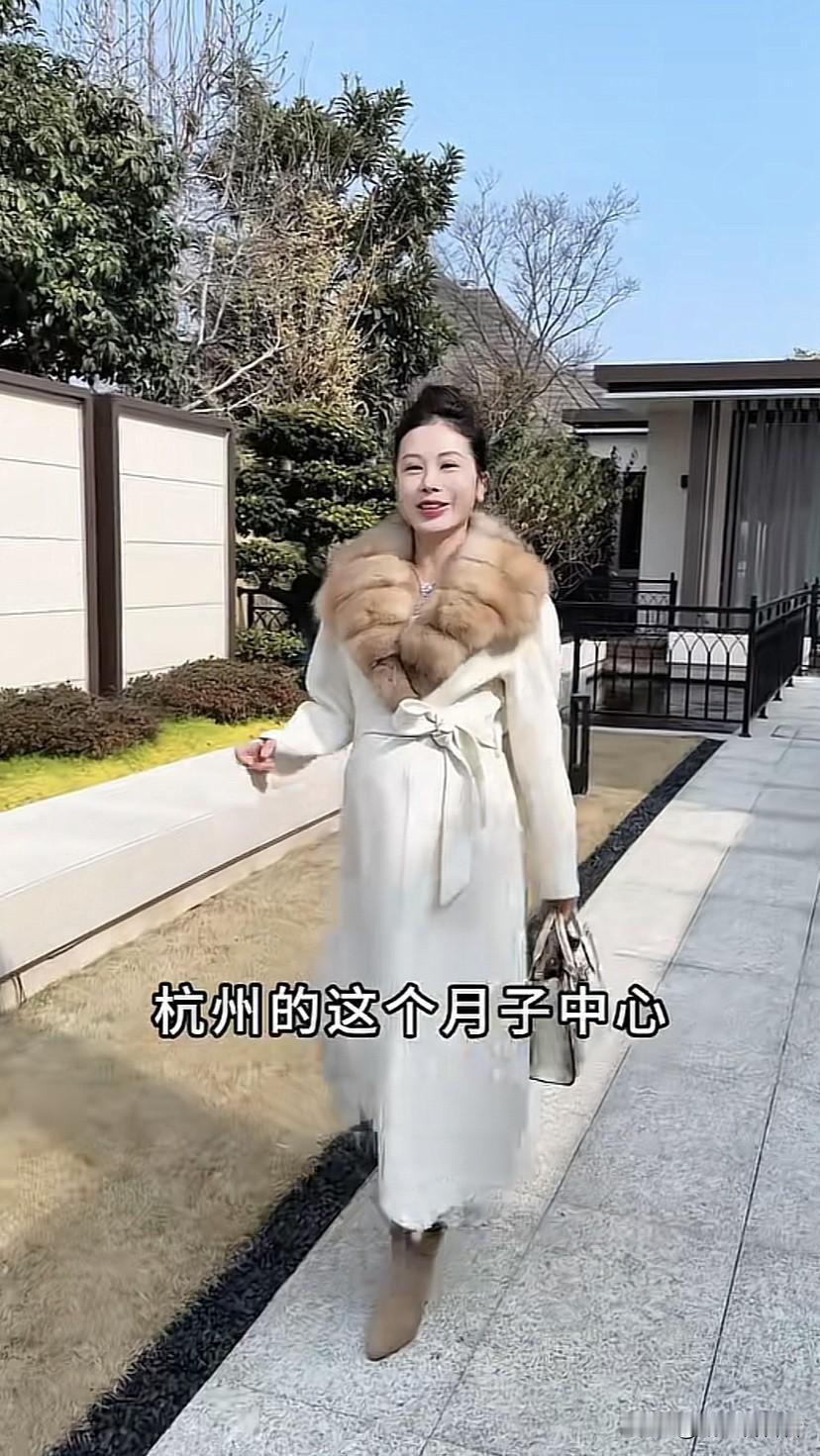 宋玉希跟老公去看杭州的月子中心，环境是真好，房间也大，只是42天60个W的这个价