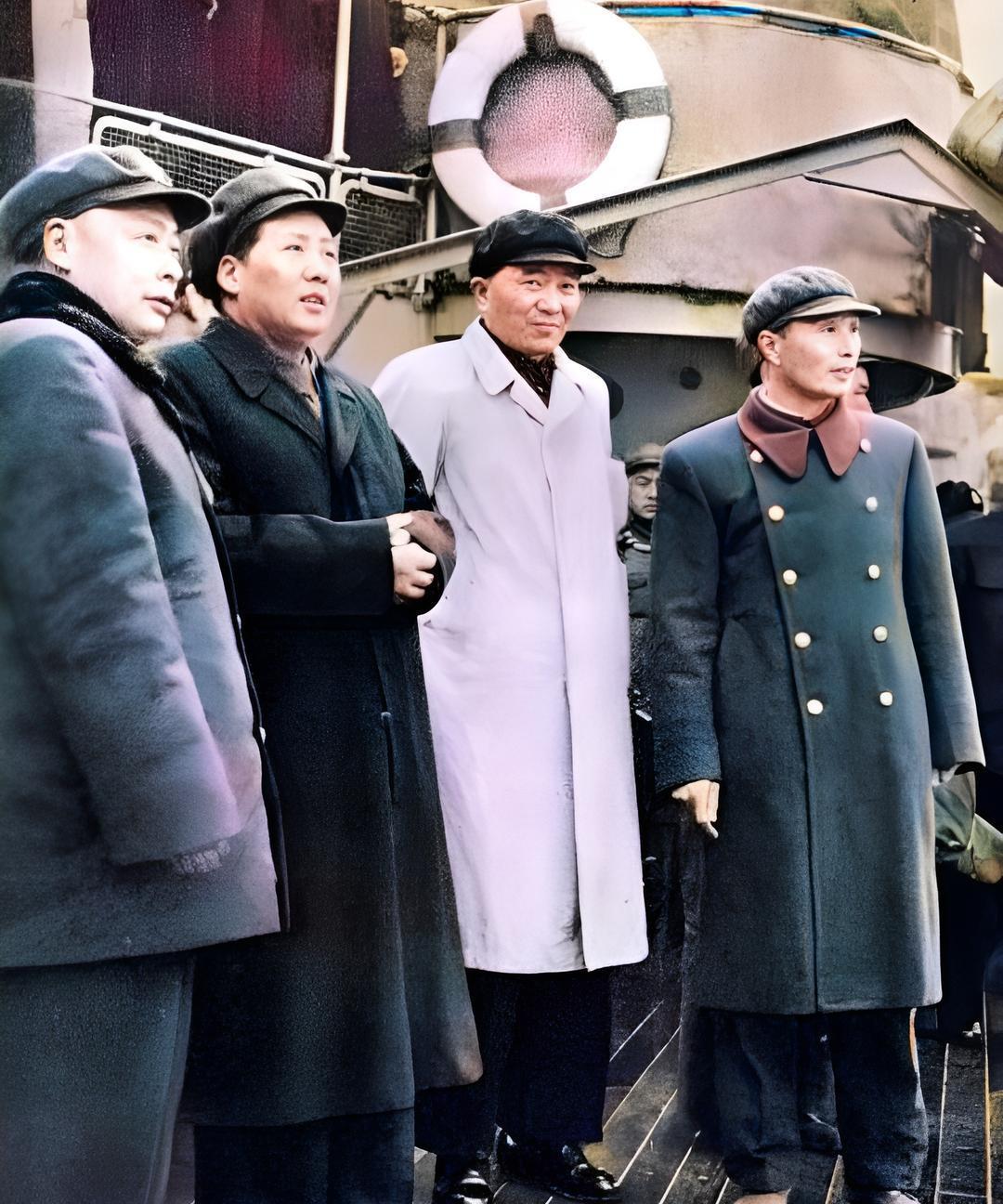 1953年毛主席视察南昌舰。他身边的三人身份都不一般。三人中一位是元帅，一位是大