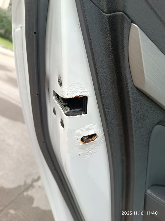 我的18款吉利帝豪在质保期内已经生锈了全车4门，发动机盖，后备箱，龙门架生锈的