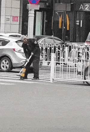 大爷永远是大爷！车流里硬拆路障，网友：这是活雷锋还是“捡铁雷达”附体？马路