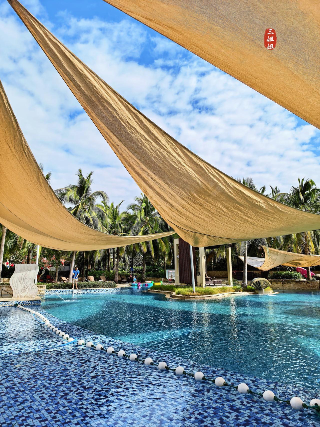 从亚龙湾来到海棠湾，最大的感觉就是风好大呀。今天从亚龙湾的红树林酒店搬到了海棠